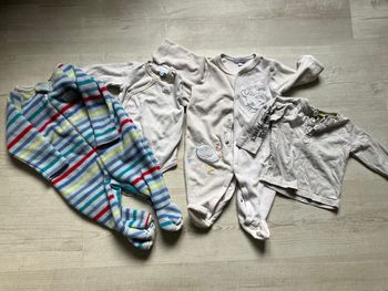 Petit lot de vêtements de rechange ou de secours, trois mois