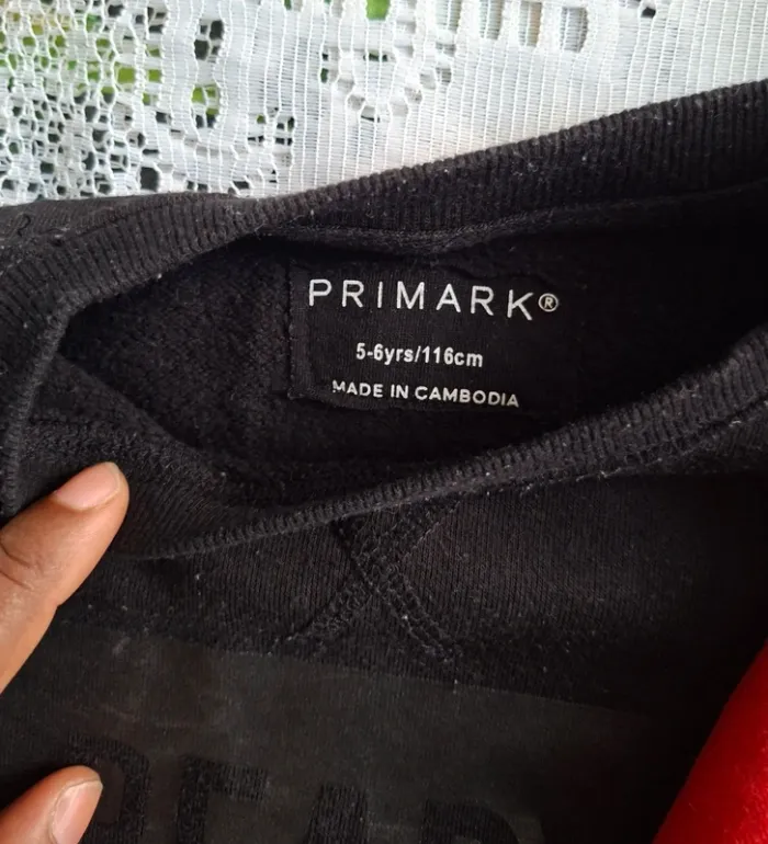 Lot de 2 sweats noir et rouge,  Primark,  en très bon état, taille 5/6 ans - photo numéro 2