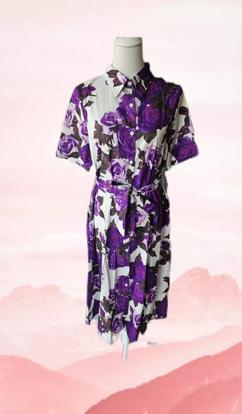 Robe longue chemise avec ses fleurs violette et sa ceinture