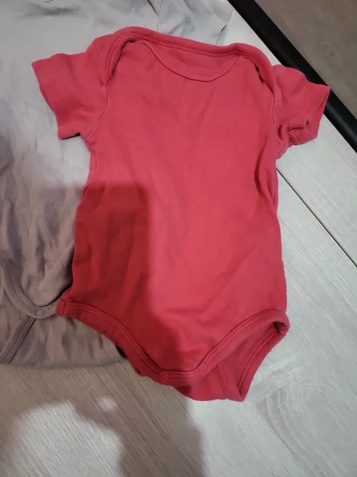 Lot 2 body 12 mois - photo numéro 3