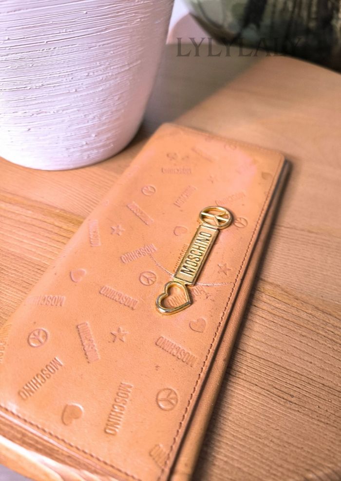 💛 Portefeuille vintage Moschino – Cuir camel embossé – Logo cœur & peace dorés - photo numéro 3