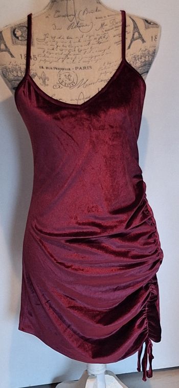 Robe glamour bordeaux brillant en velours doux