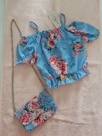 Haut bleu à fleurs + petit sac