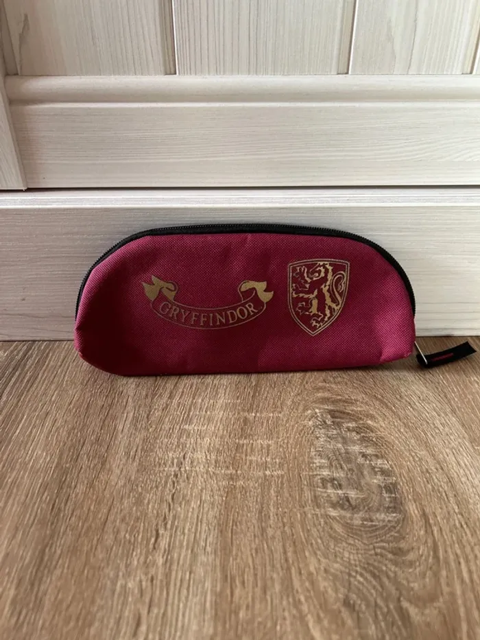 Trousse Gryffondor bordeaux / Harry Potter (Wizarding World) / très bon état