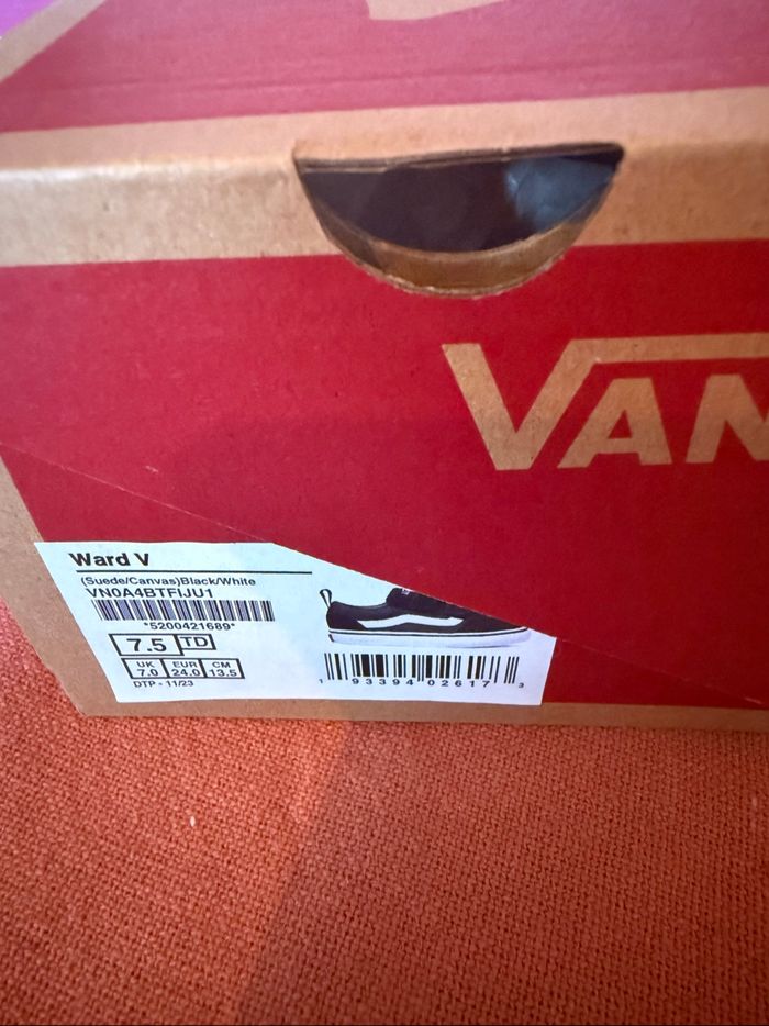 Vans noire et blanche T24 - photo numéro 2
