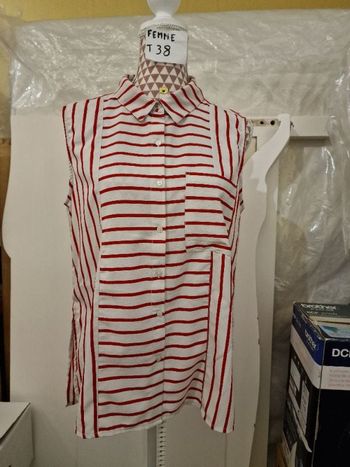 Blouse sans manche, blanche à rayures rouges, en polyester, en très très bon état, longueur 63cm dev