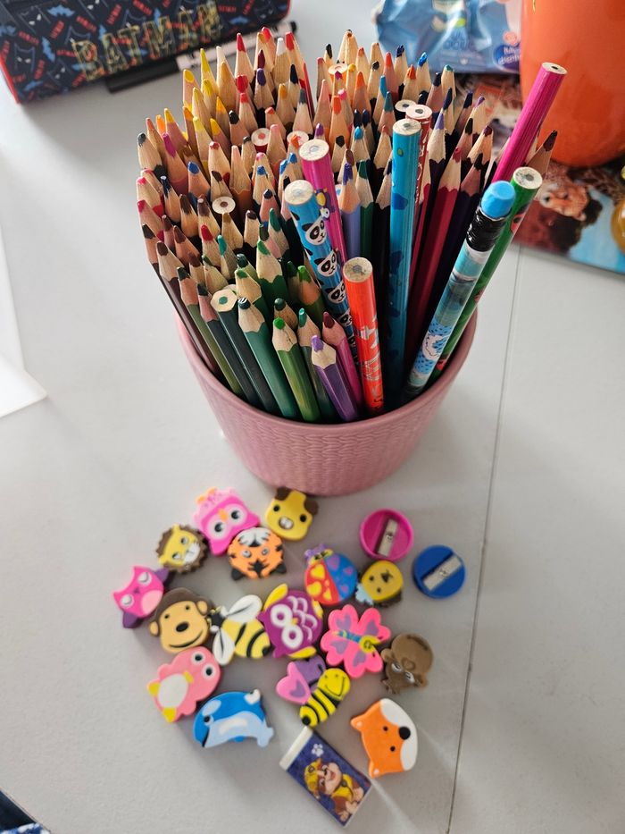 Lot crayons + gommes - photo numéro 3