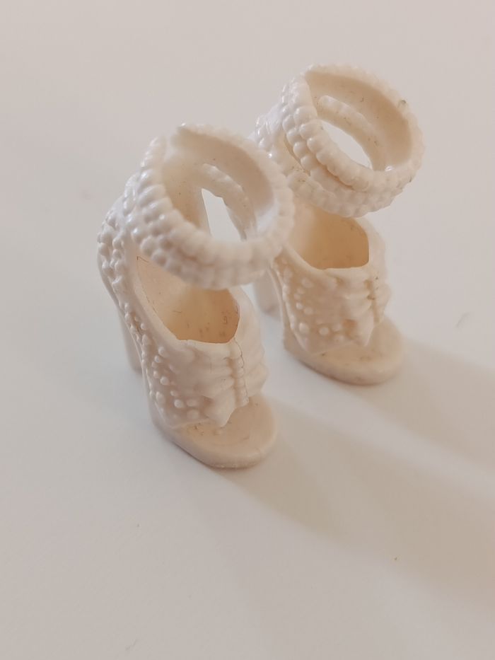 Paire de chaussures Barbie mariée - photo numéro 2