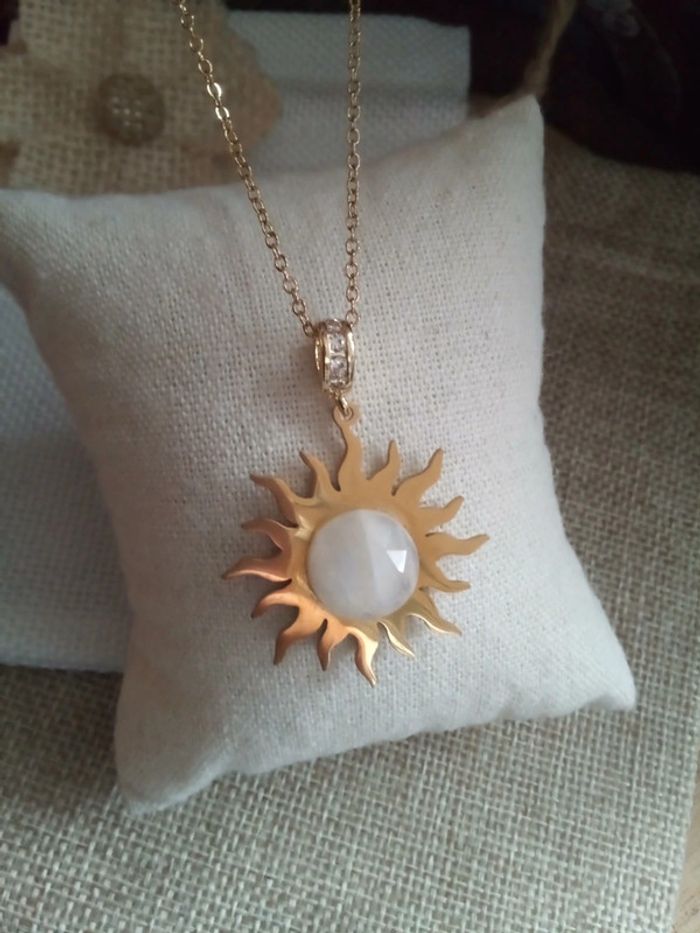 Collier soleil en pierre de lune naturelle à reflets bleutés - photo numéro 2