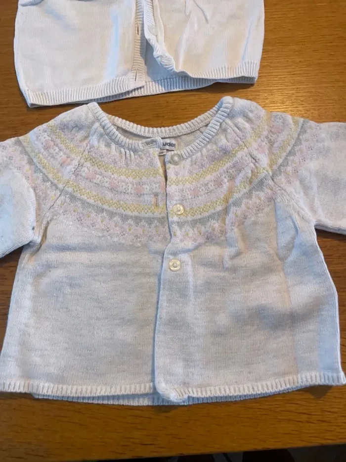 3 gilets fille 9 mois - photo numéro 2