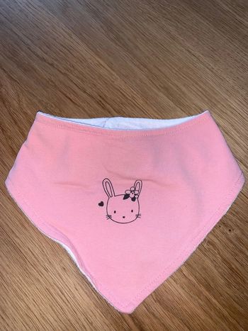 Bavoir triangle bébé tao tape à l’œil  Rose blanc noir Visuel tête  de lapin avec fleur et cœur