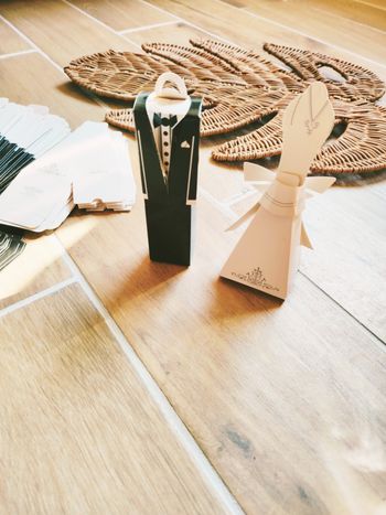 🎊Lot de 89 Boîtes/ contenants à dragées costumes et robes de mariés neuves