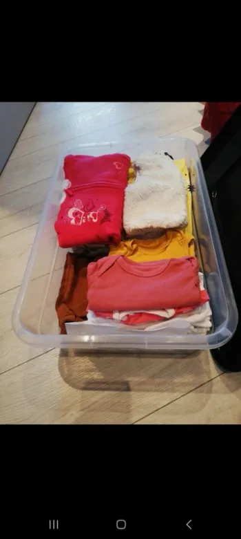 Caisse de 28 vêtements 6 mois fille