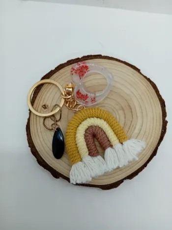 Porte clé coeur fleurs séchées et arc en ciel