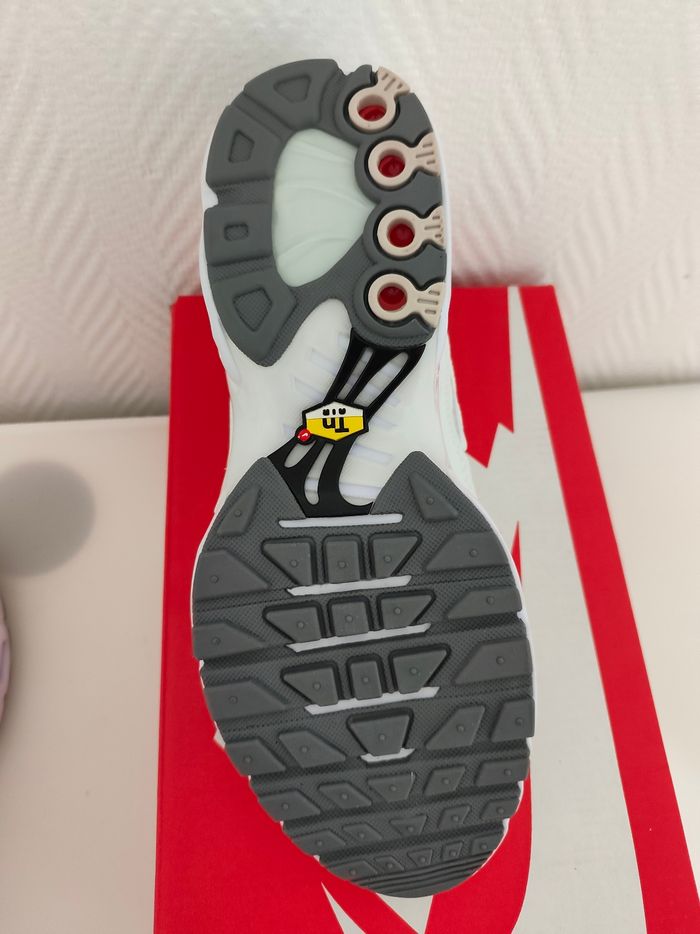 Nike air Max plus taille 43 Neuf avec étiquettes et emballage. - photo numéro 6
