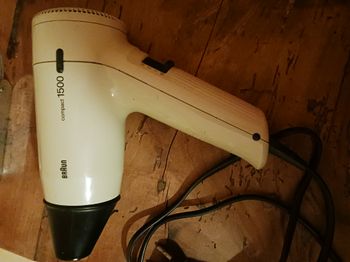 seche cheveux Bosch compact 1500 (l'embout ne tient pas bien)