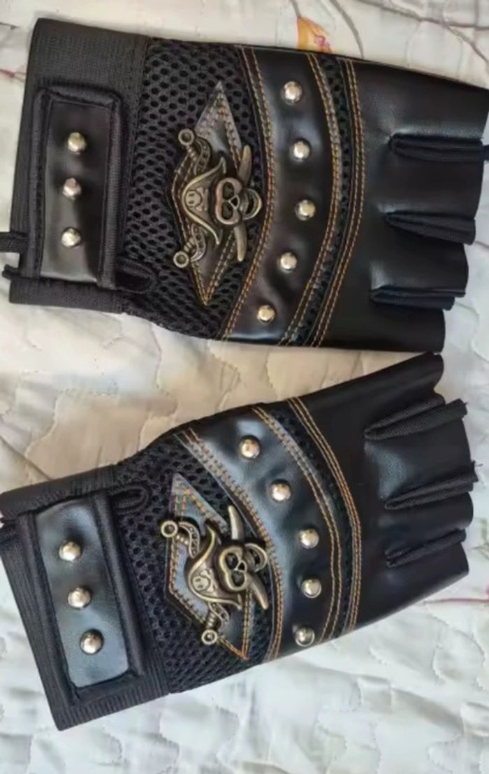 Mitaines simili cuir noires – Style rock/goth – Taille unique – Clous & motif tête de mort - photo numéro 2