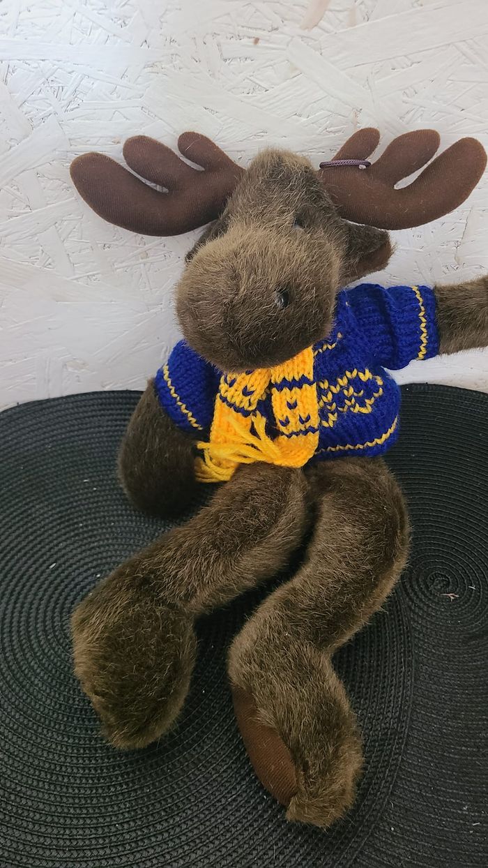 Peluche doudou Rêne Caribou pull et écharpe hiver Allan Flink