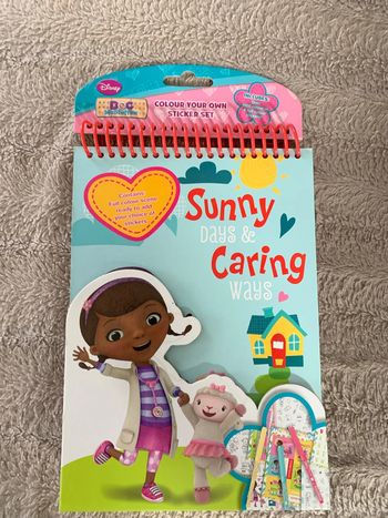 Livre Docteur la Peluche 30 pages autocollants Disney Neuf