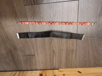 Lot deux colliers noir et bandana rouge bon état