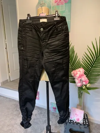 Magnifique pantalon satiné stretch avec jolis détails femme
