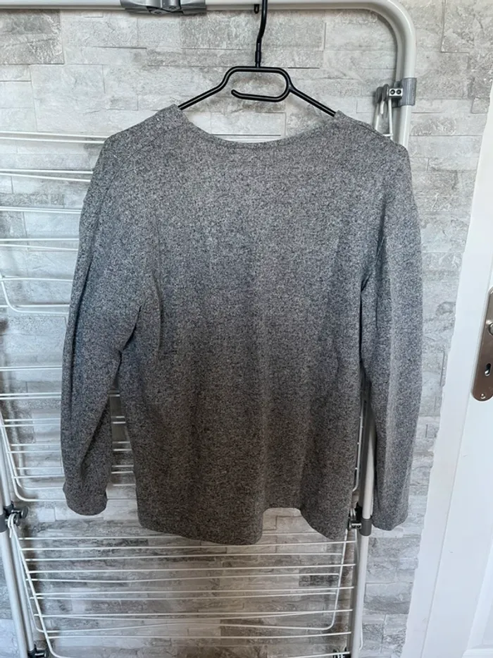 Pull gris col en V à strass - photo numéro 2