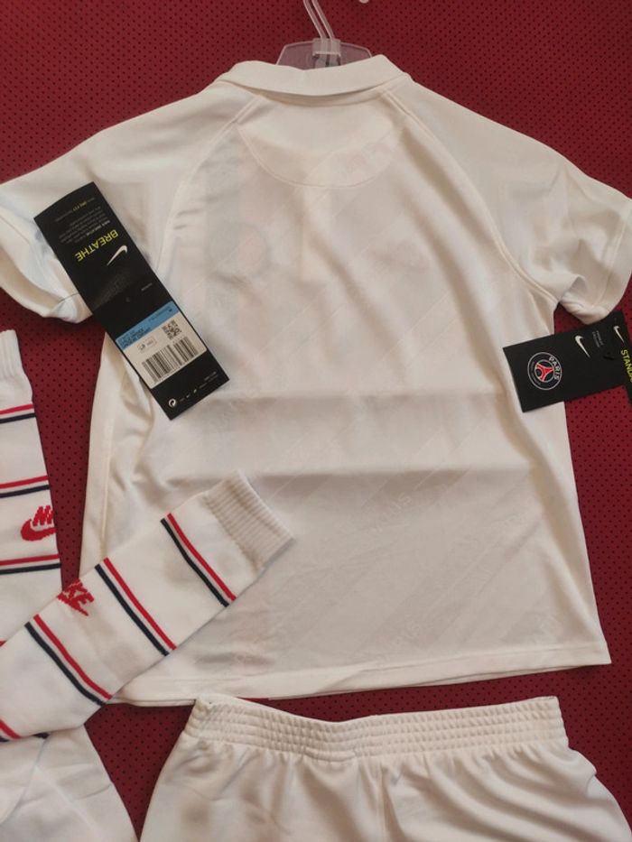 Tenue de foot PSG, Nike Authentique Officiel taille enfant 5/6 ans, Neuf - photo numéro 10