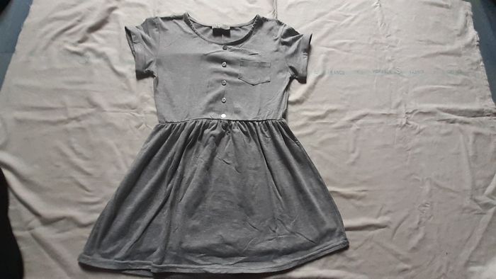 Robe grise claire à manches courtes