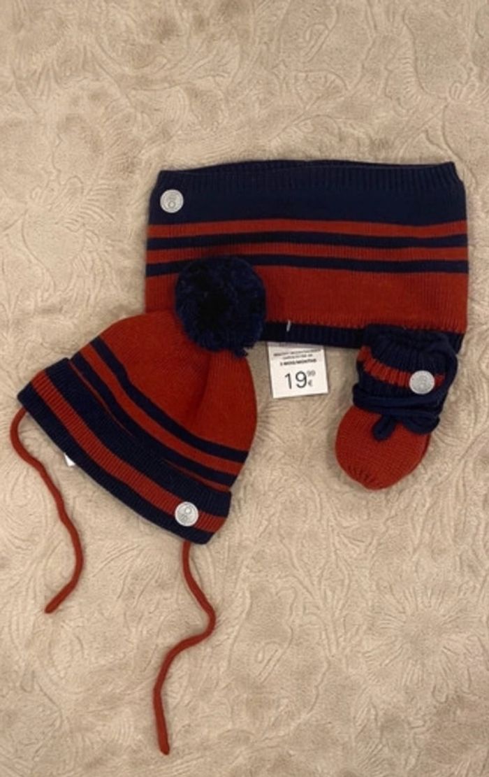 Ensemble neuf moufles, bonnet et cache coup 3/6mois