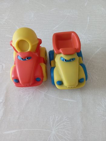 Lot 2 voitures en caoutchouc pour le bain 1€5