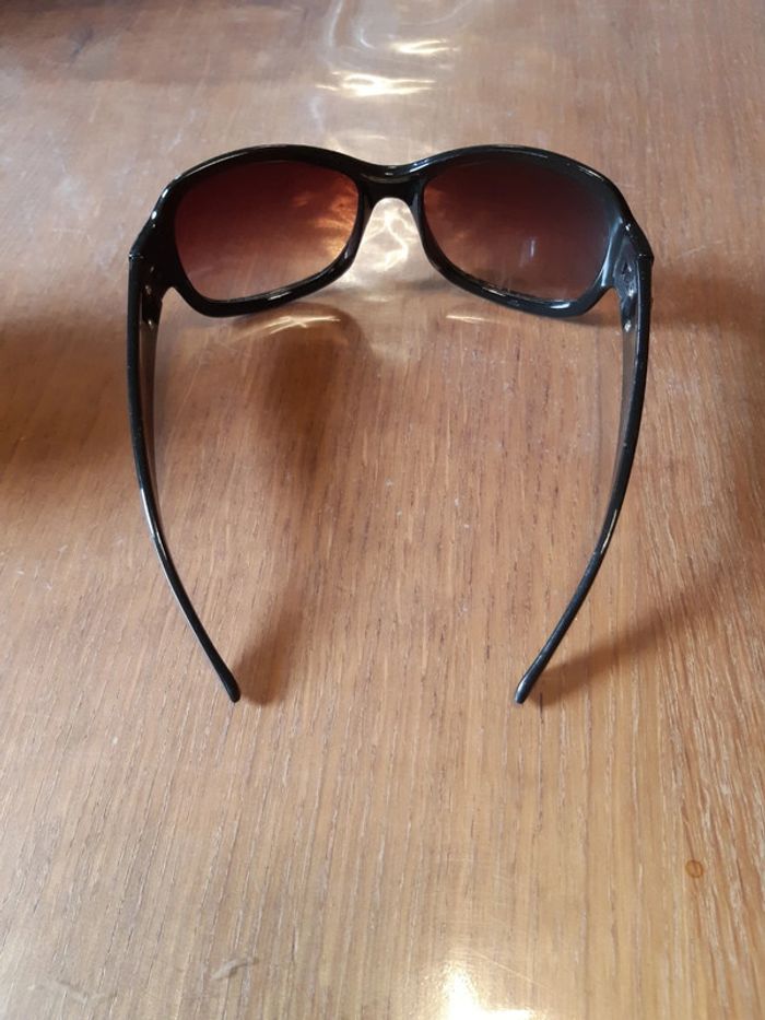 Lunette de soleil femme - photo numéro 2