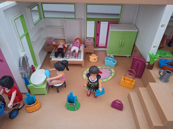 Maison moderne playmobil + extension, piscine, studio invités, voiture et nombreux accessoires et personnages - photo numéro 3