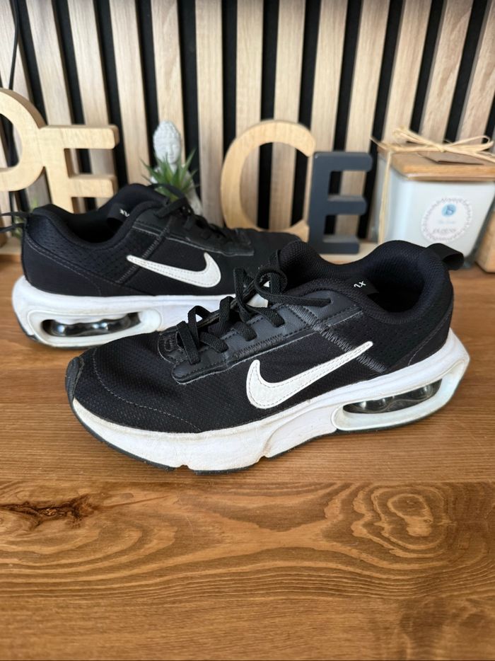Baskets noir Nike Air Max Pointure 35 - photo numéro 2