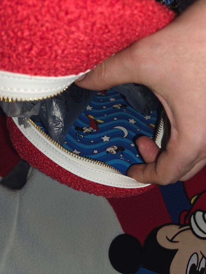 1x Sac à dos Loungefly Polaire logo Mickey Sorcier Disneyland Paris +1 goodies Disney offert - photo numéro 7