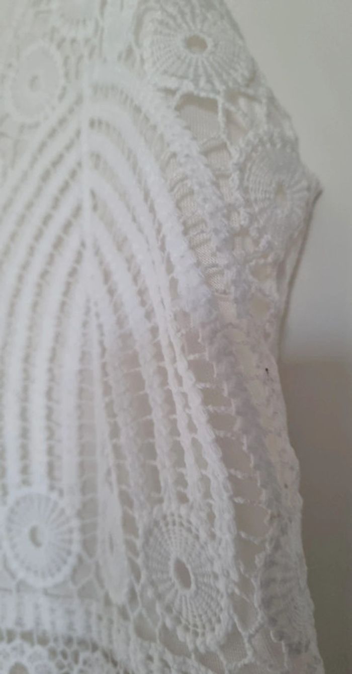Robe blanche à bretelles en crochet et dentelle - photo numéro 5