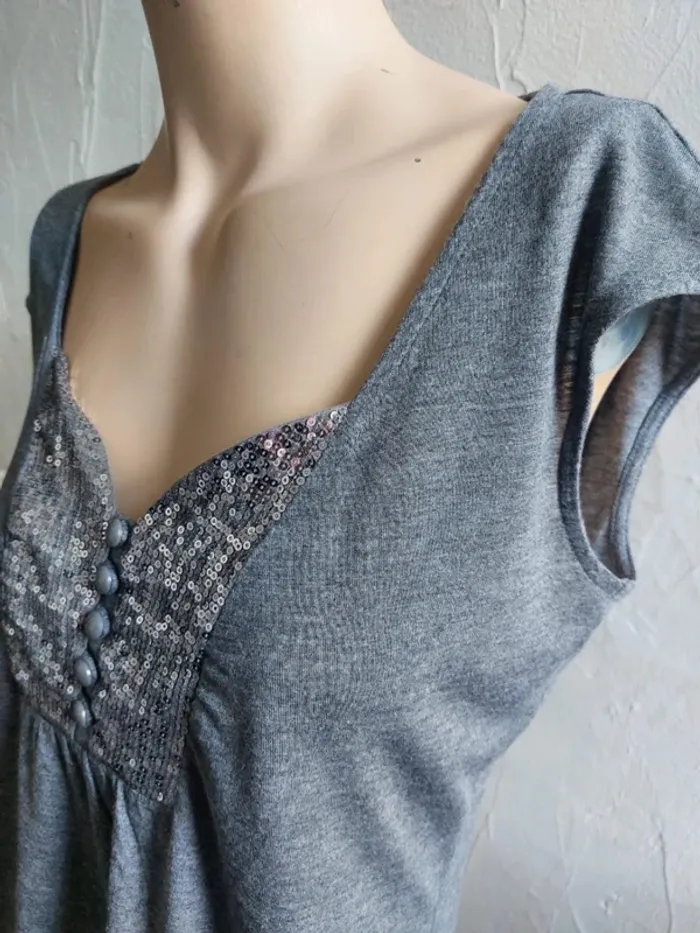 Haut gris avec détails à sequins Taille M - photo numéro 3