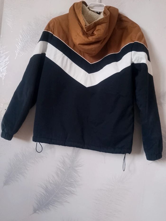 Manteau fourré d'hiver avec bandes marron, blanche, bleu marine foncé à capuche" Bizzbee" taille XS - photo numéro 2
