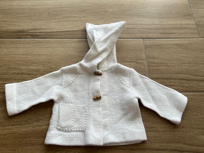 Jolie manteau légerà capuche 6 mois