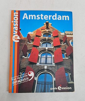 "Amsterdam. Guide évasion".
224 pages.
ISBN : 978.2.01.244322.8