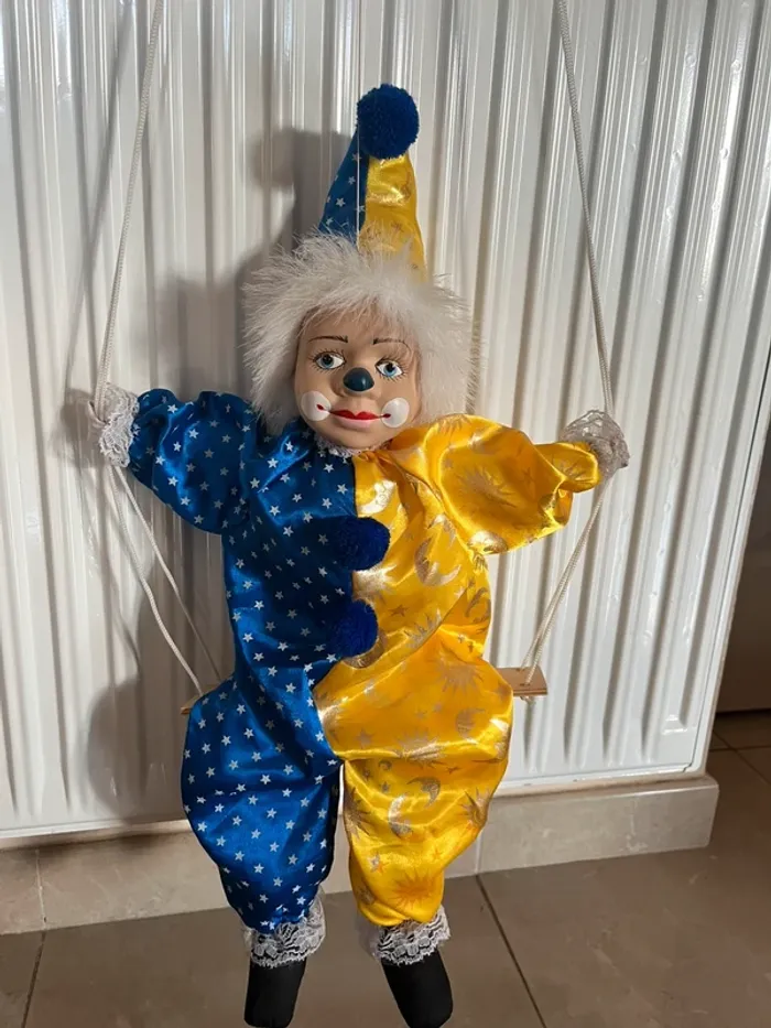 Suspension clown