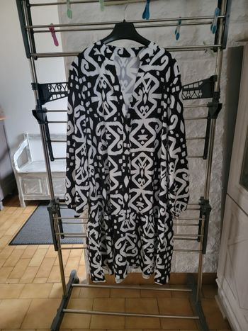 Vends robes jamais porté car j ai bcp maigri 20 euros chaque valeur 45 euros neuves