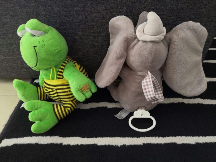 Lot de 4 peluches dont 1 avec mélodies. Propres - photo numéro 2