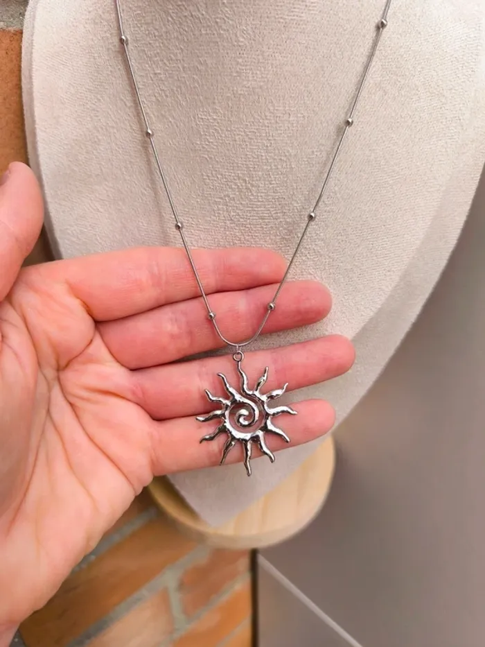Collier argenté avec billes et soleil - photo numéro 4