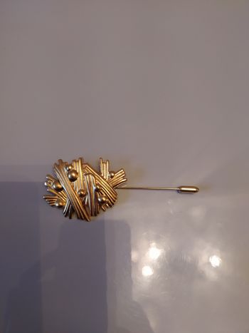 Broche épingle dorée Galeries Lafayette neuve