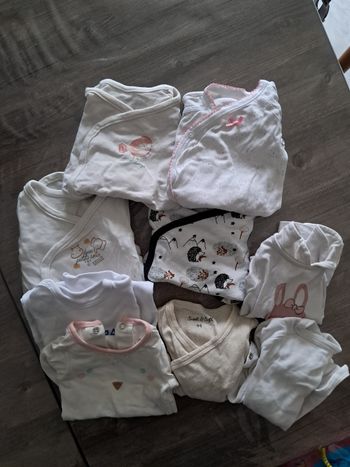 Lot de 31 vêtements bébé taille 1 mois