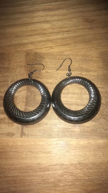 Jolies boucles d’oreilles fantaisie gris métallisé