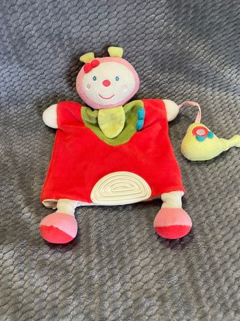Doudou plat marionnette coccinelle arrosoir dentition grelot Baby Sun