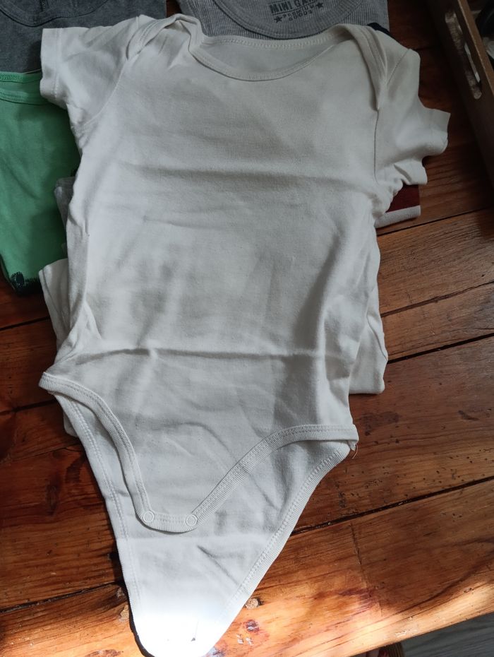 3 Tee short, 1 polo, 3 bodies - photo numéro 2