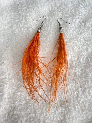 Boucles d’oreille longue plume orange 