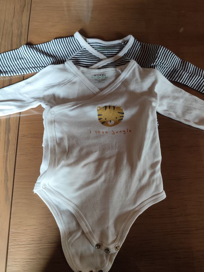 Lot de 2 bodies taille 9 mois